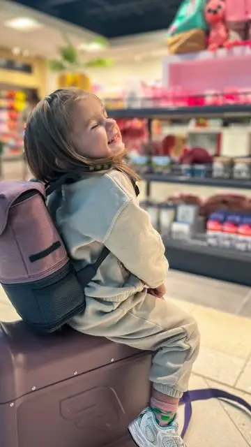 Kadr z rolki dla Stokke: walizka JetKids na lotnisku